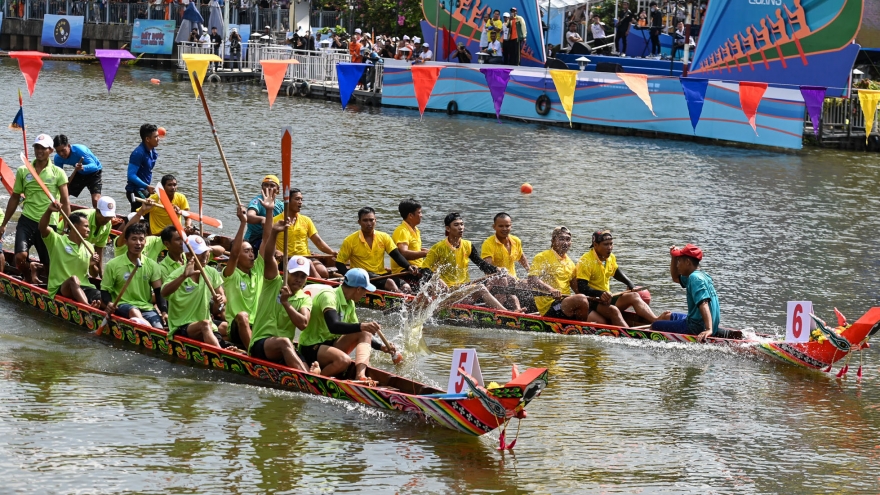 Ho Chi Minh City hosts first Khmer boat race festival